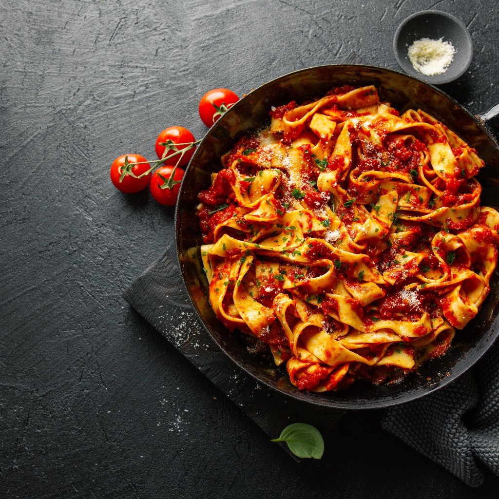 Лапша с соусом в сковороде 