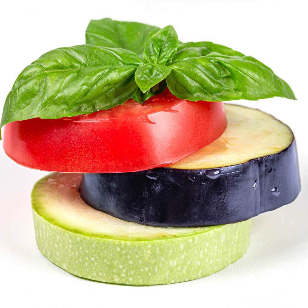 Кусок помидора, баклажана и кабачка на белом фоне