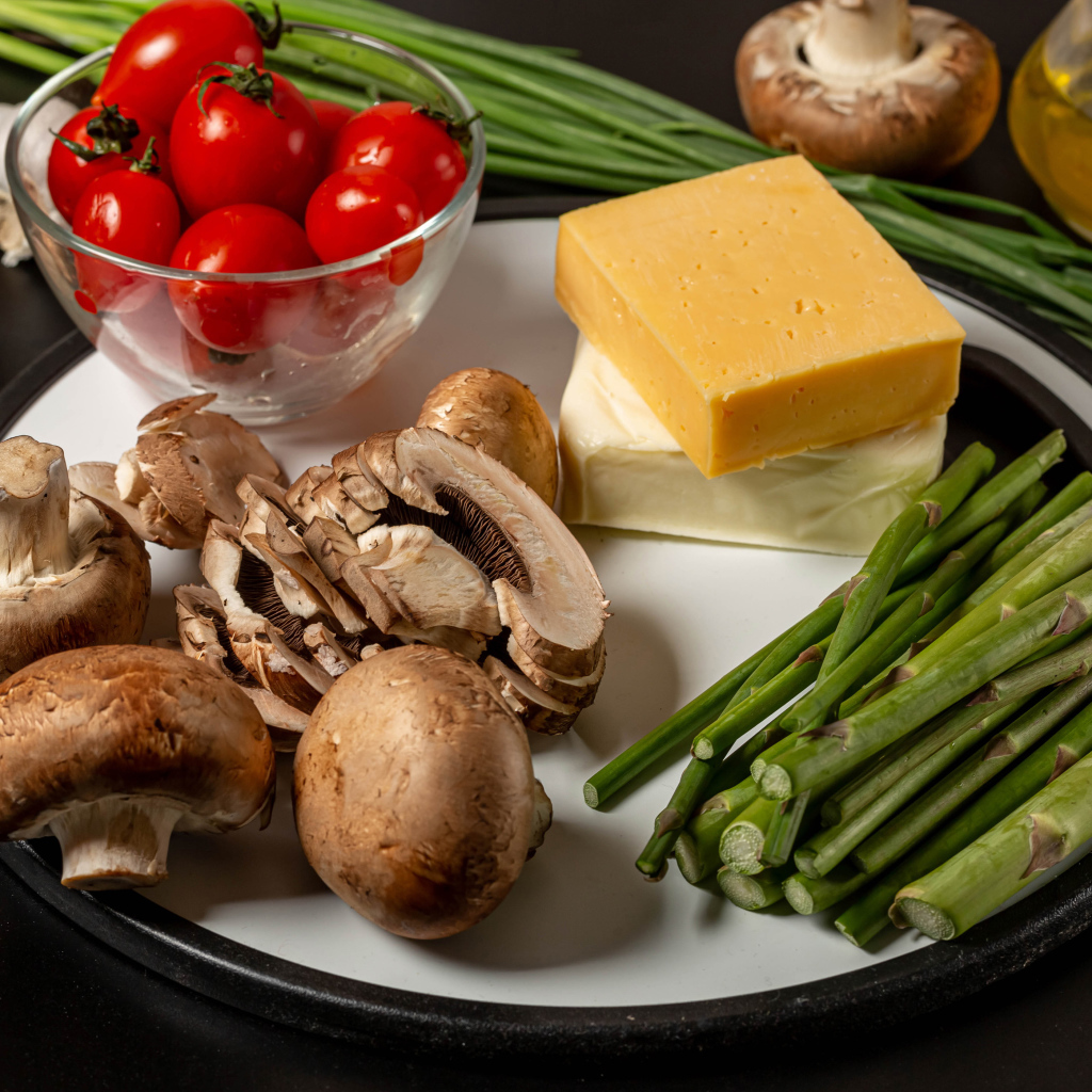 Тарелка с шампиньонами, сыром, помидорами и  спаржей 