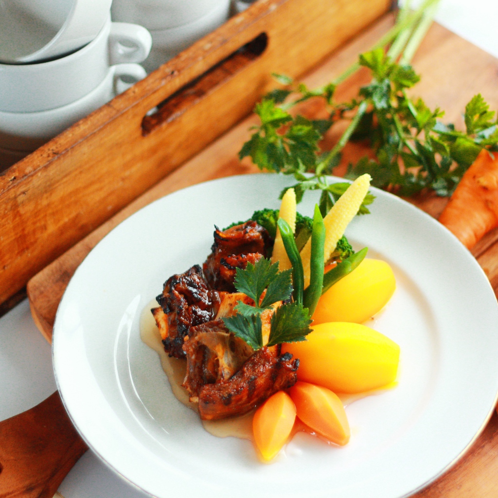 Картофель с морковью и мясом на белой тарелке 