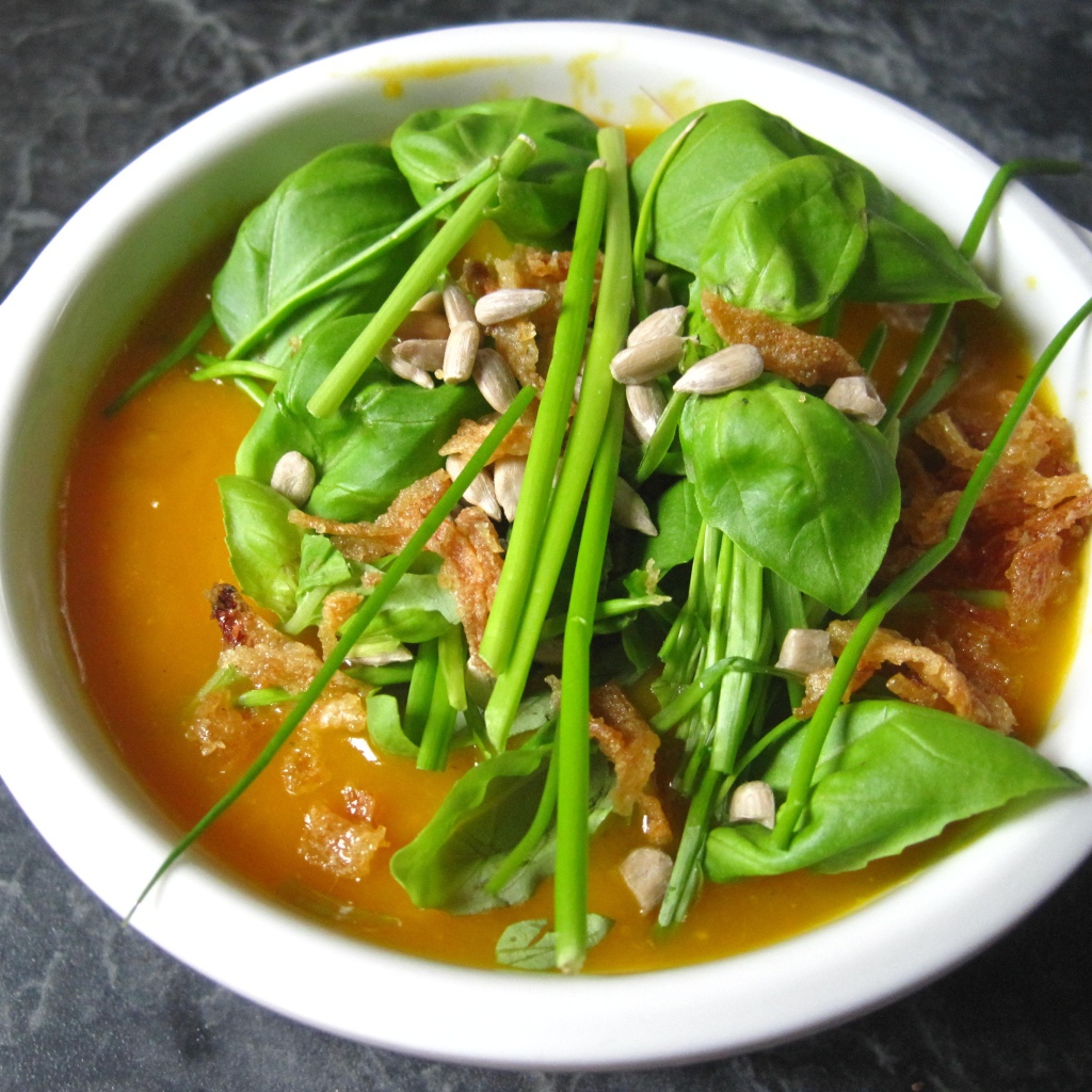 Тыквенный суп с зеленью в белой тарелке