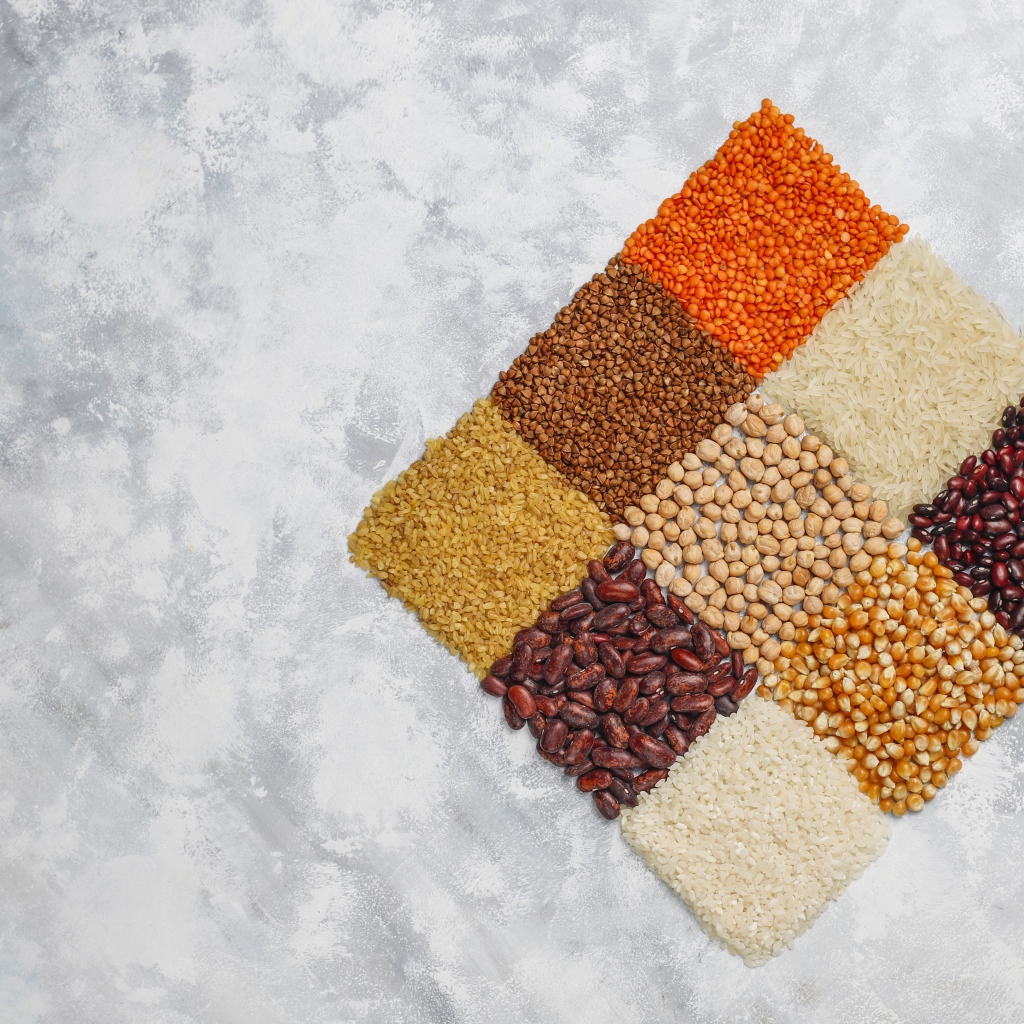 Ромб из разных видов крупы на сером фоне 