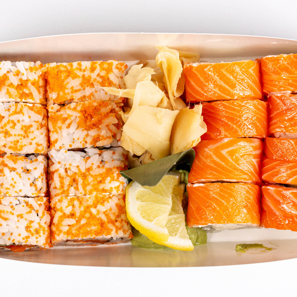 Роллы с имбирем и лимоном в лотке