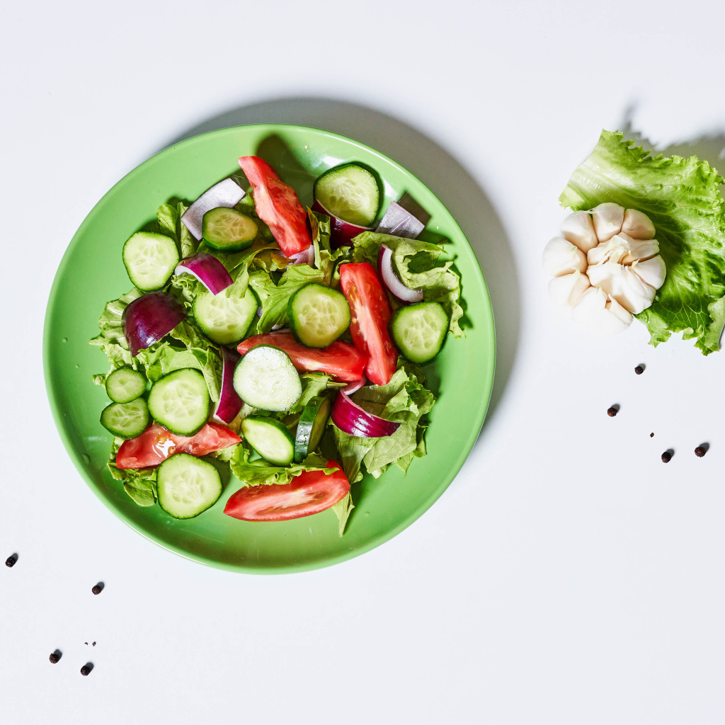 Салат с огурцами, луком, помидорами и листьями салата