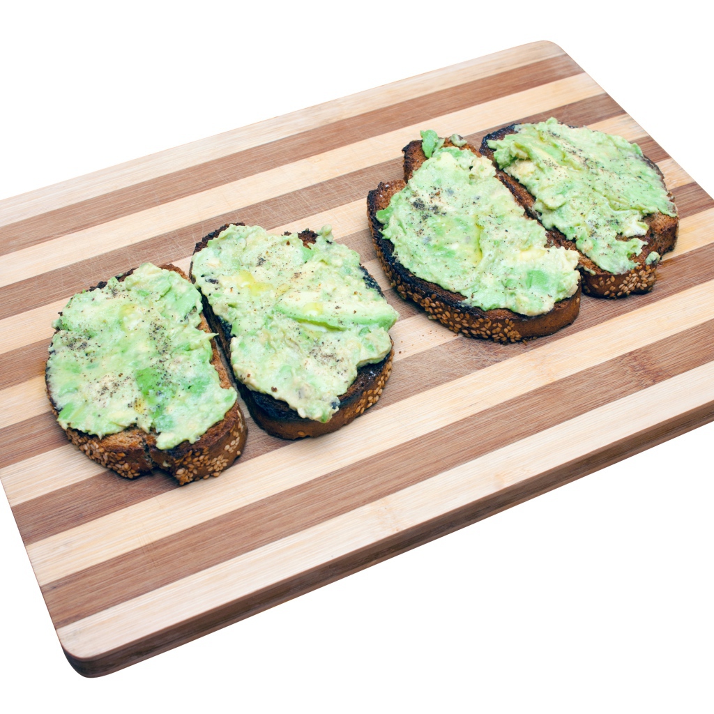 Бутерброды с черного хлеба на доске на белом фоне