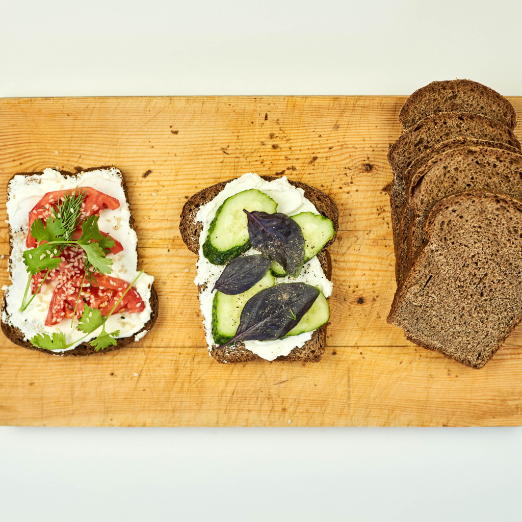 Бутерброды с черным хлебом на столе