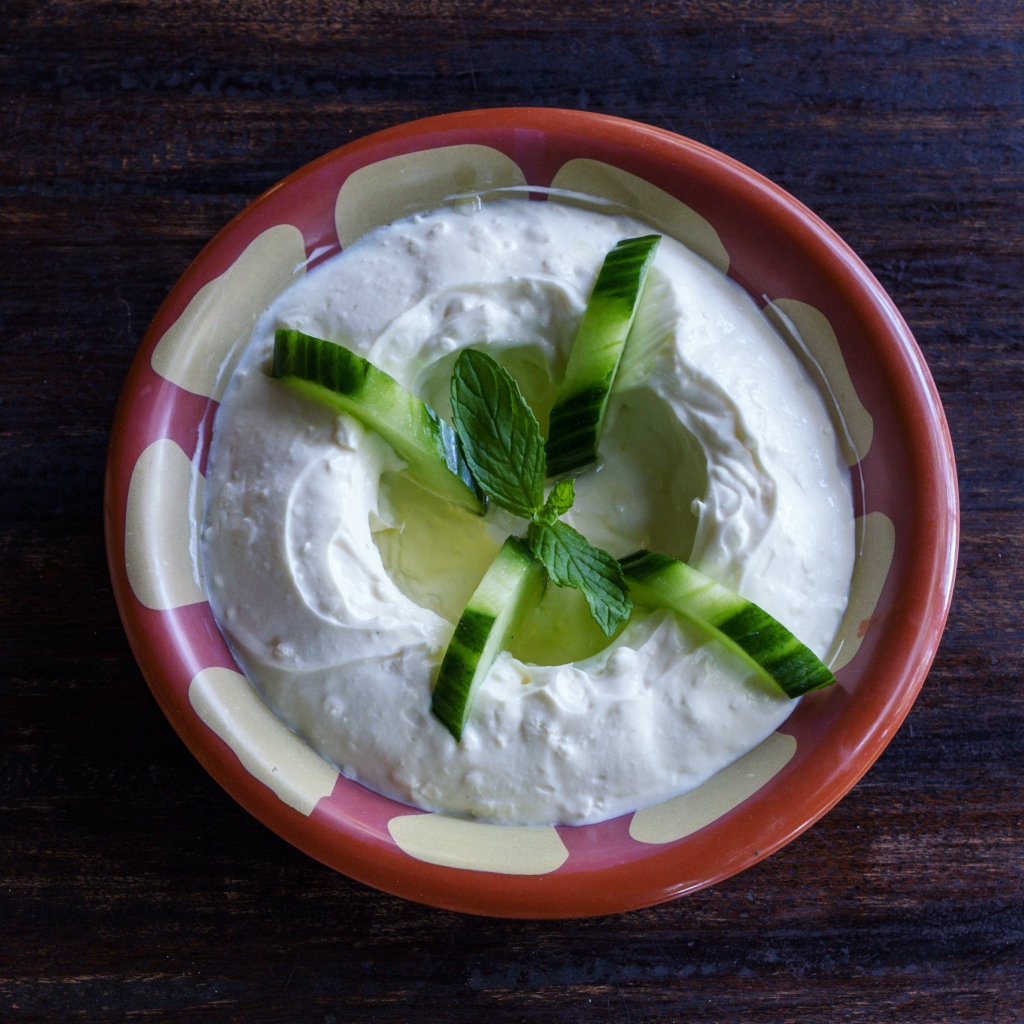 Соус с огурцами и листьями мяты в миске