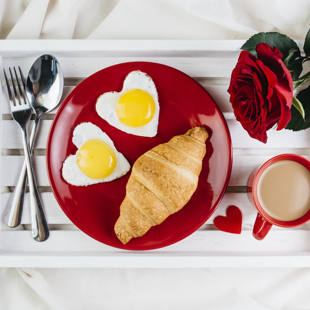 Яичница с круассаном и кофе на столе с розой 