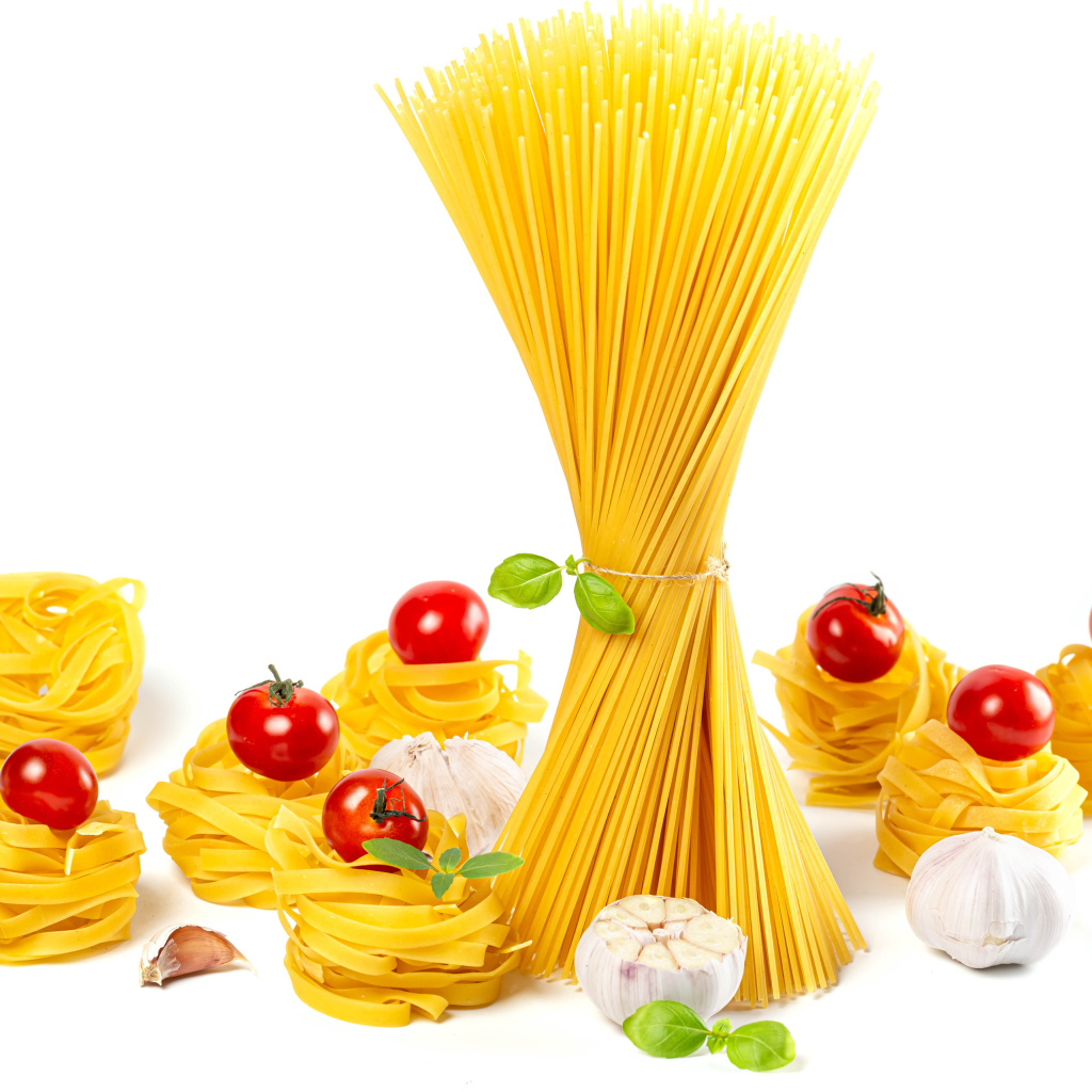 Спагетти и макароны с помидорами на белом фоне 