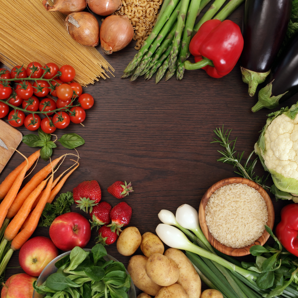 Спагетти на столе с овощами и фруктами 