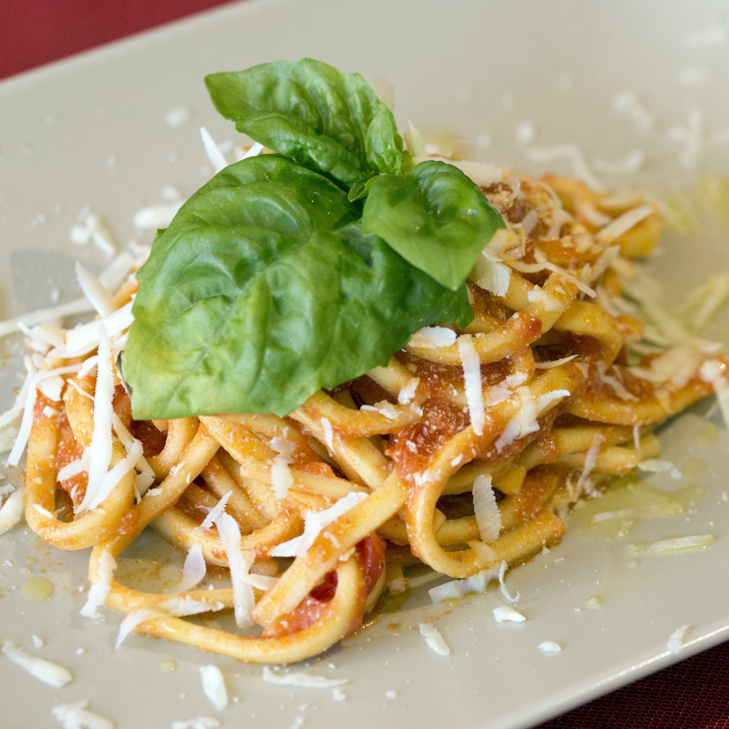 Спагетти с сыром и листьями базилика 