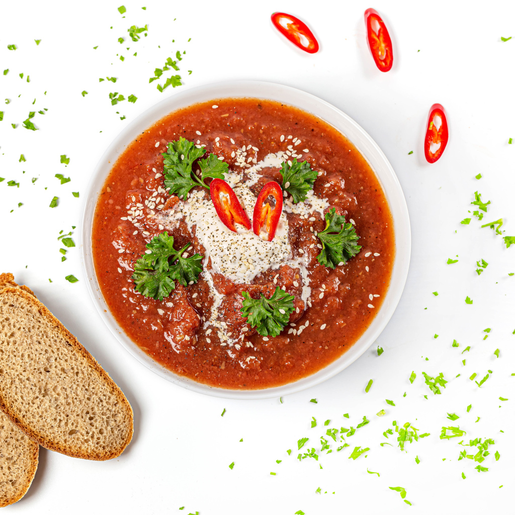 Острая аджика с хлебом на белом фоне