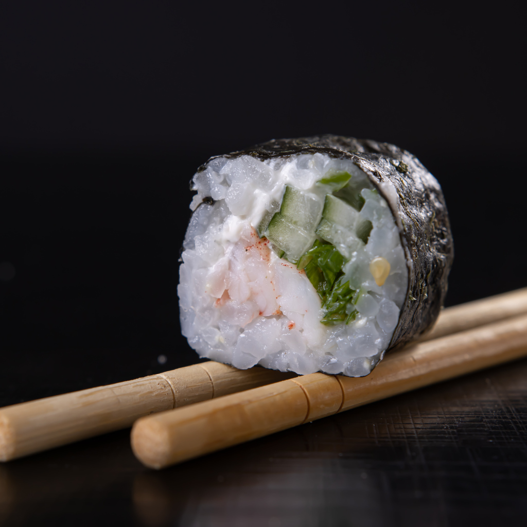 Суши с рисом и огурцами на столе