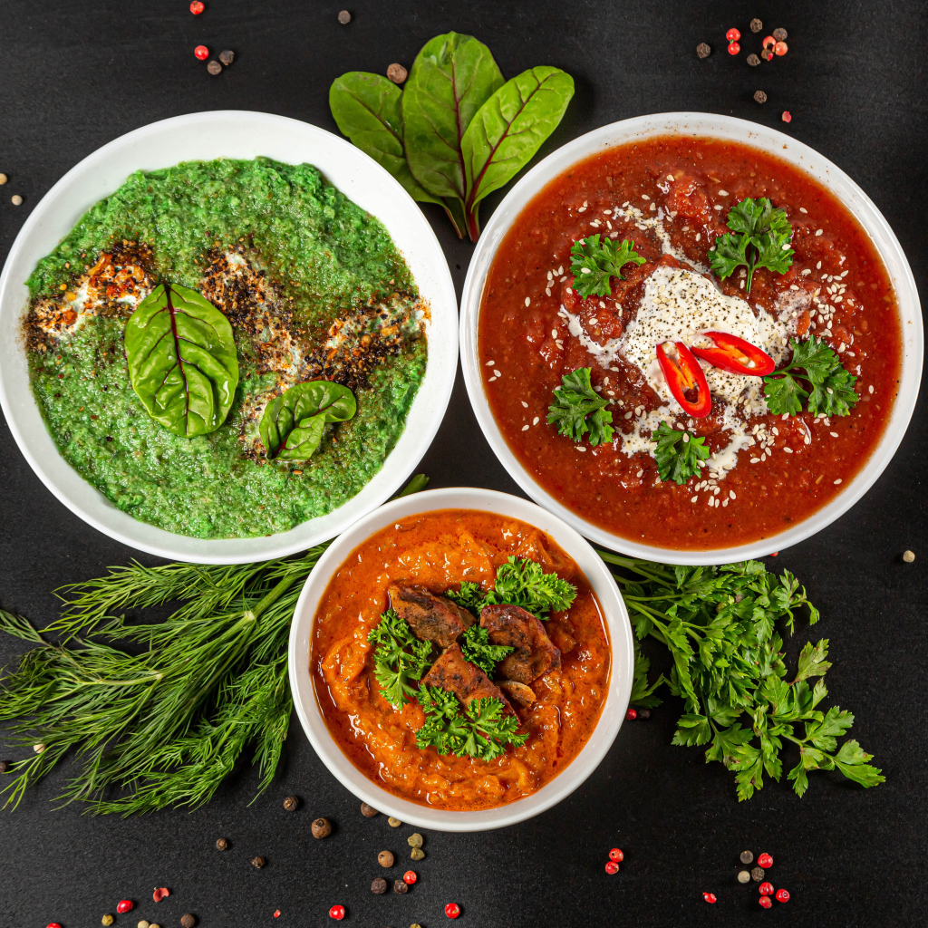 Три вида соусов на столе с зеленью