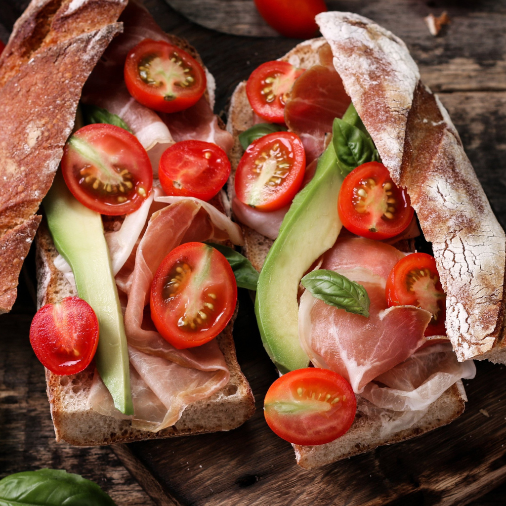 Бутерброды с помидорами, авокадо и беконом