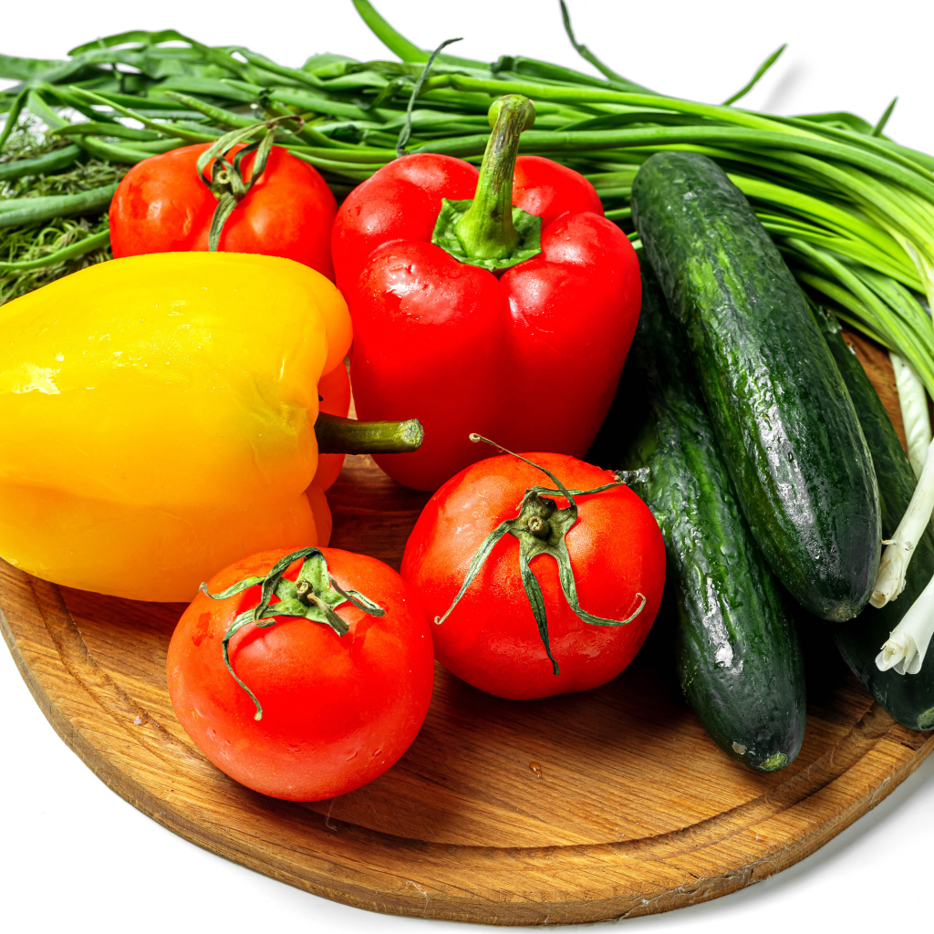 Помидоры, болгарский перец, огурцы и зелень на белом фоне
