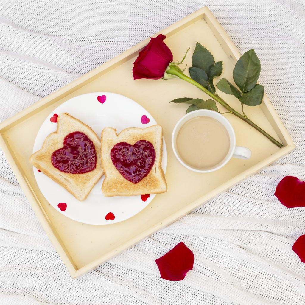 Два тоста с джемом на разносе с розой и кофе