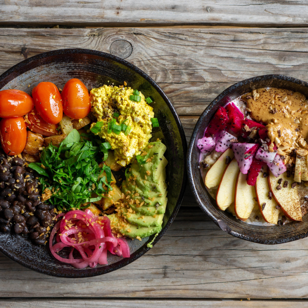 Вегетарианские блюда в тарелке на столе