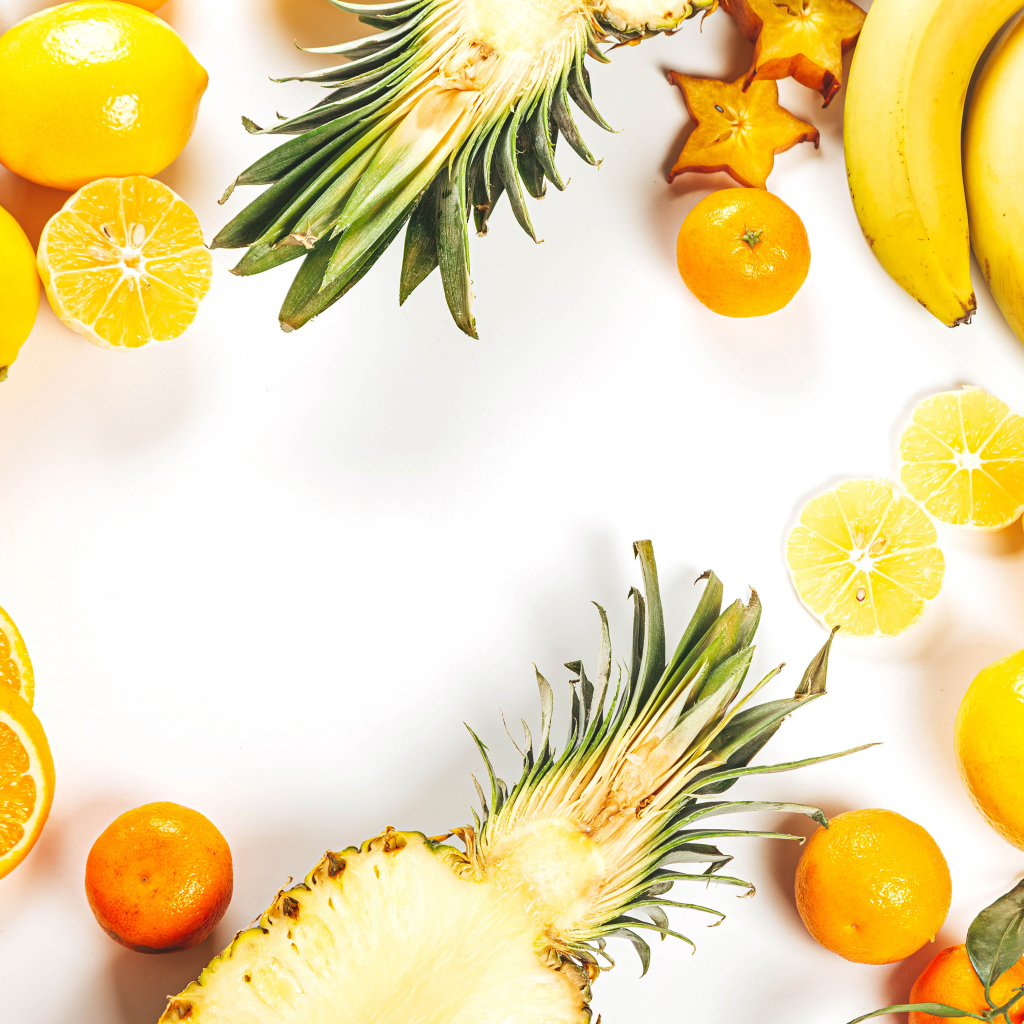 Аппетитные цитрусовые фрукты на белом фоне