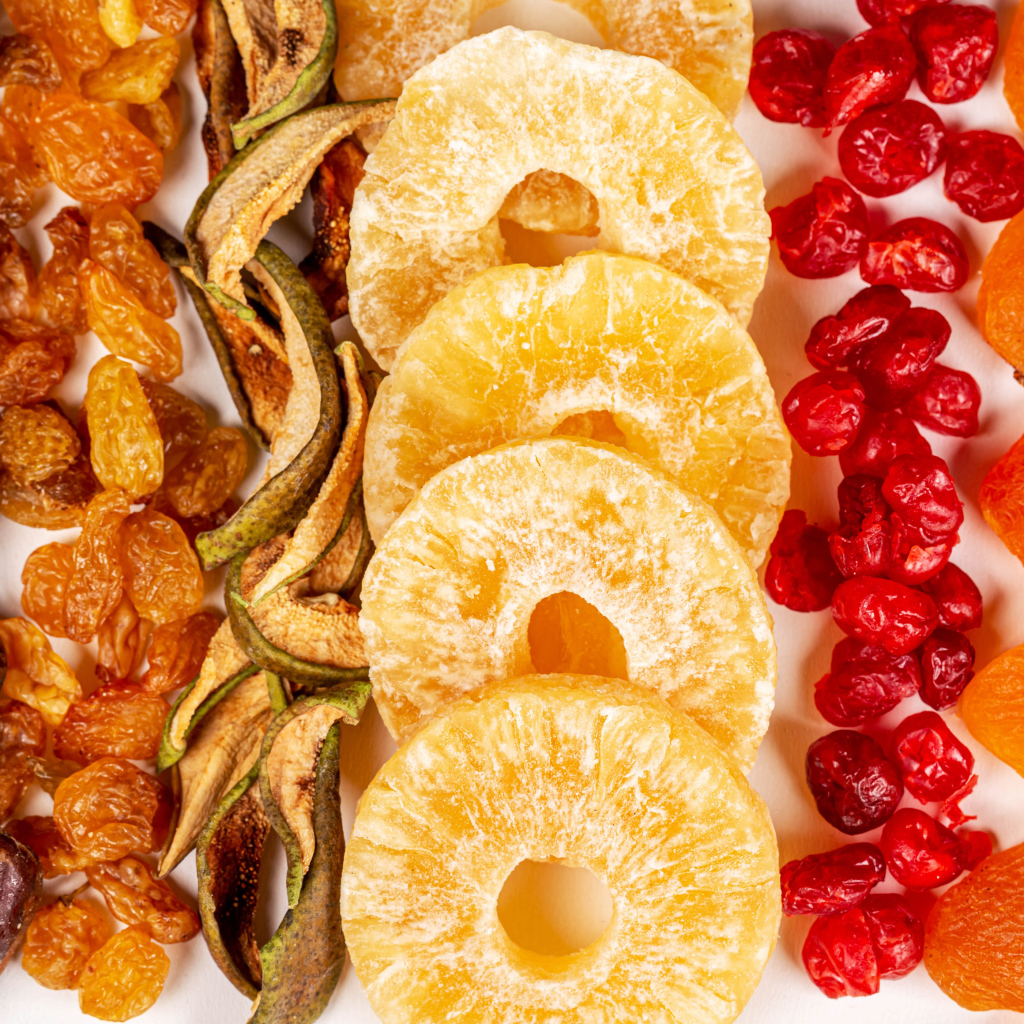 Аппетитные сухофрукты на белом фоне