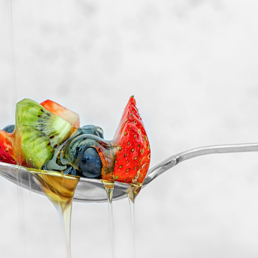 Ягоды в меде на ложке 