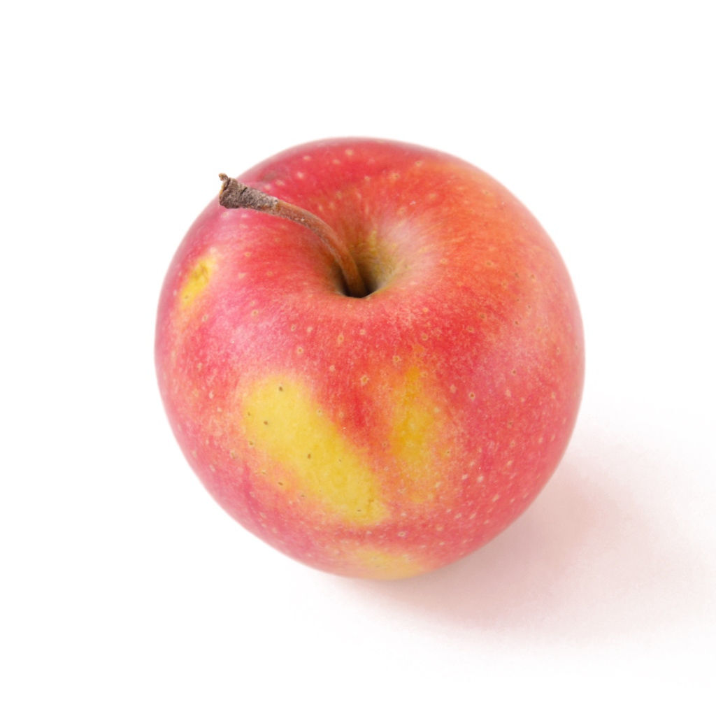 Большое красное яблоко на белом фоне 