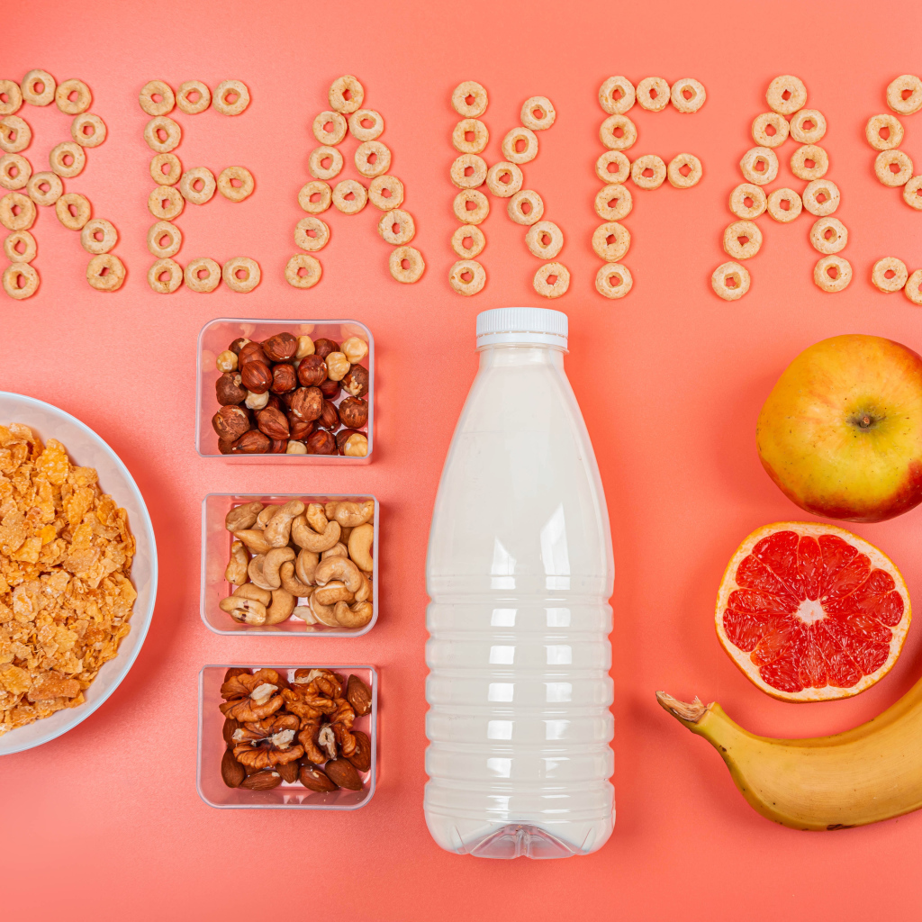 Хлопья, орехи, молоко и бананы на завтрак