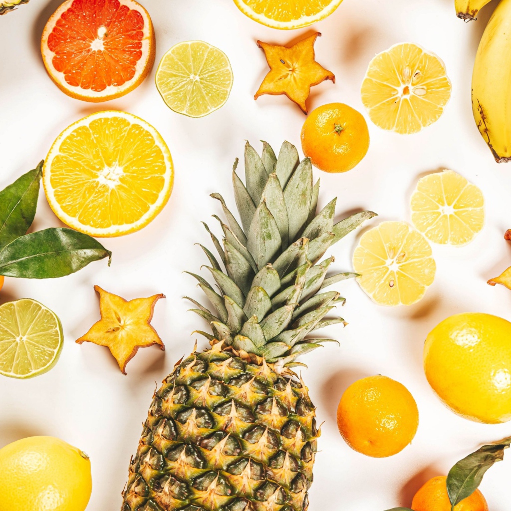 Цитрусовые фрукты на белом фоне