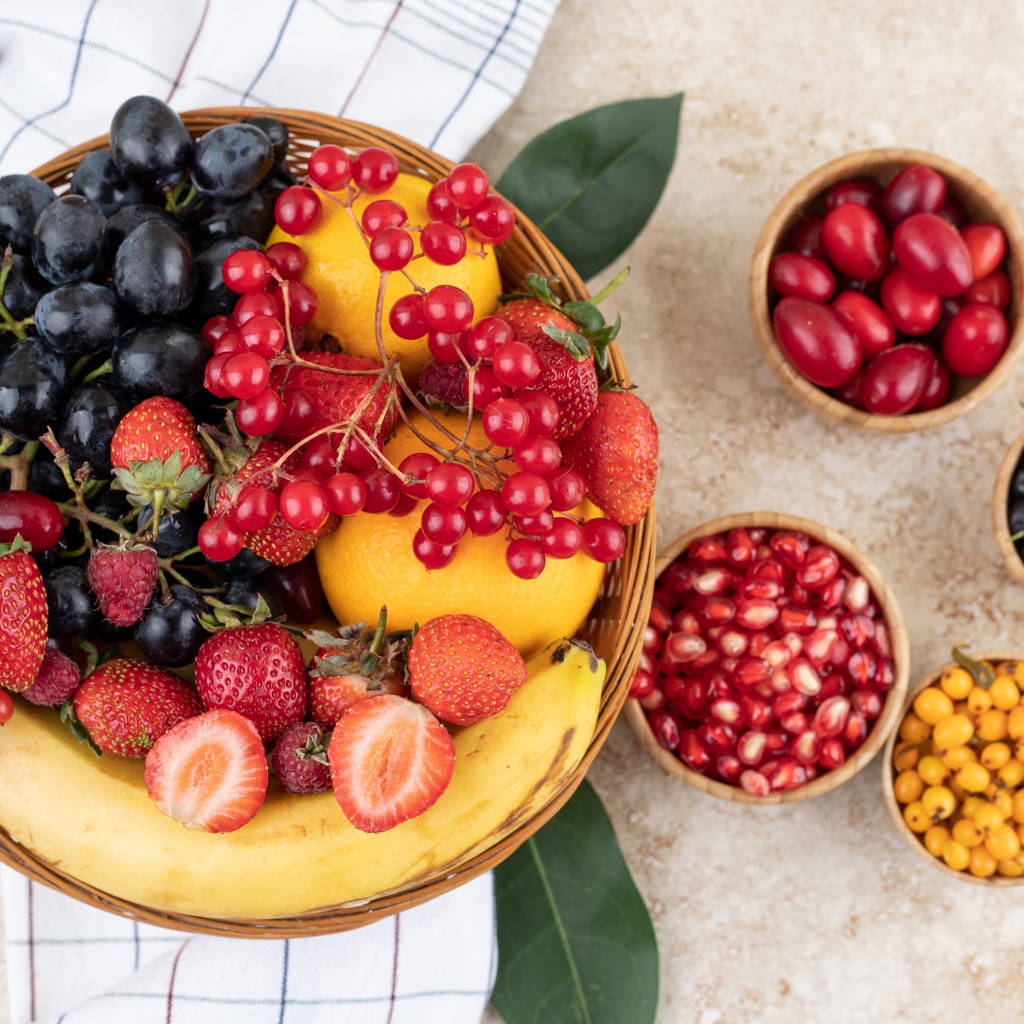 Вкусные спелые ягоды в корзинке на столе