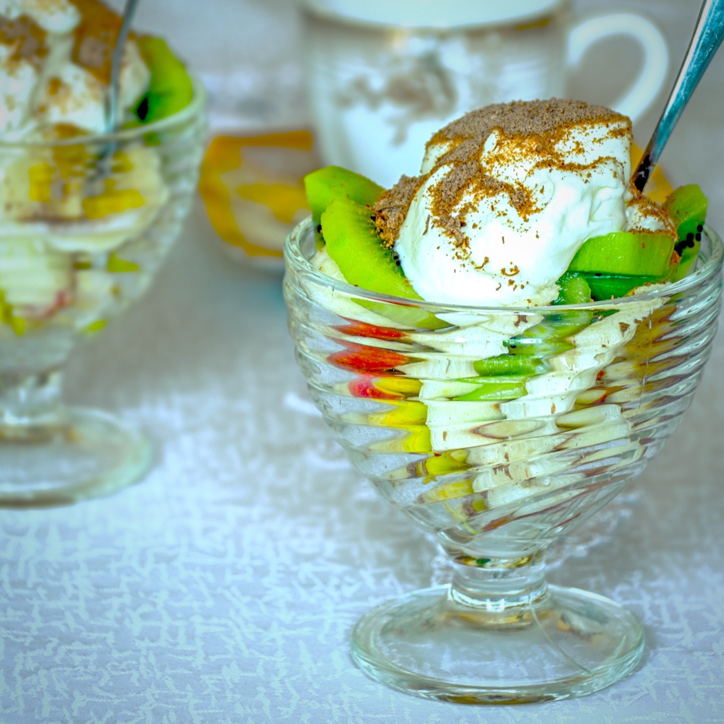 Десерт с фруктами и взбитыми сливками 