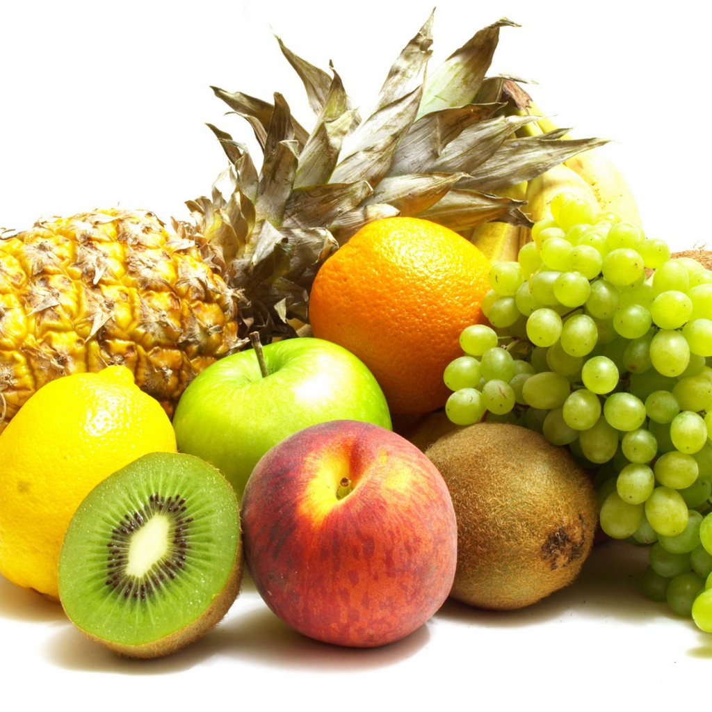 Свежие аппетитные фрукты на белом фоне 