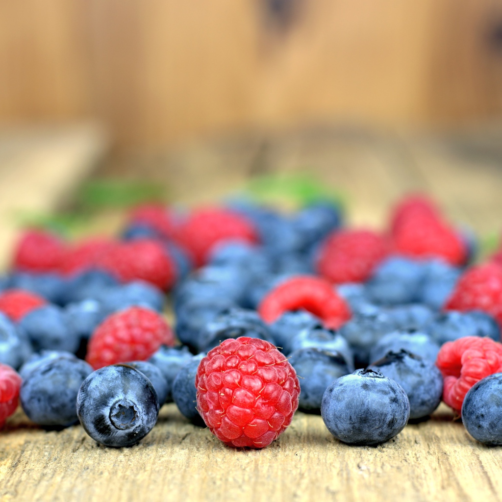 Свежие ягоды черники и малины на лавке