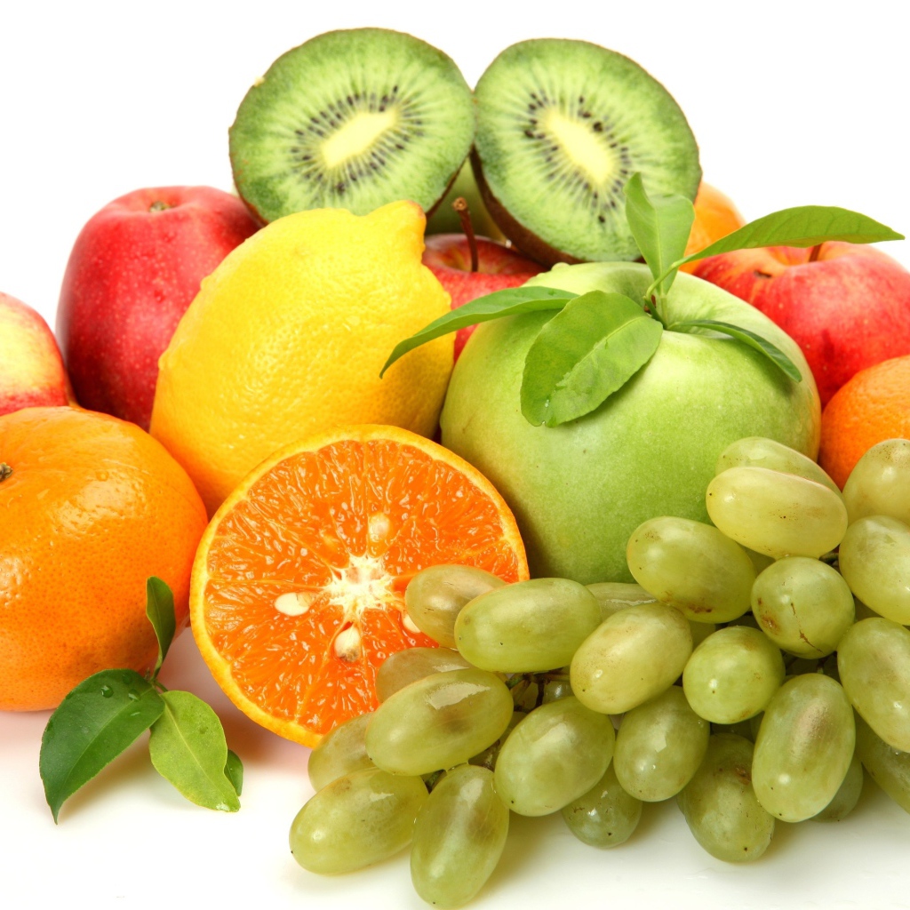 Свежие фрукты с виноградом на белом фоне