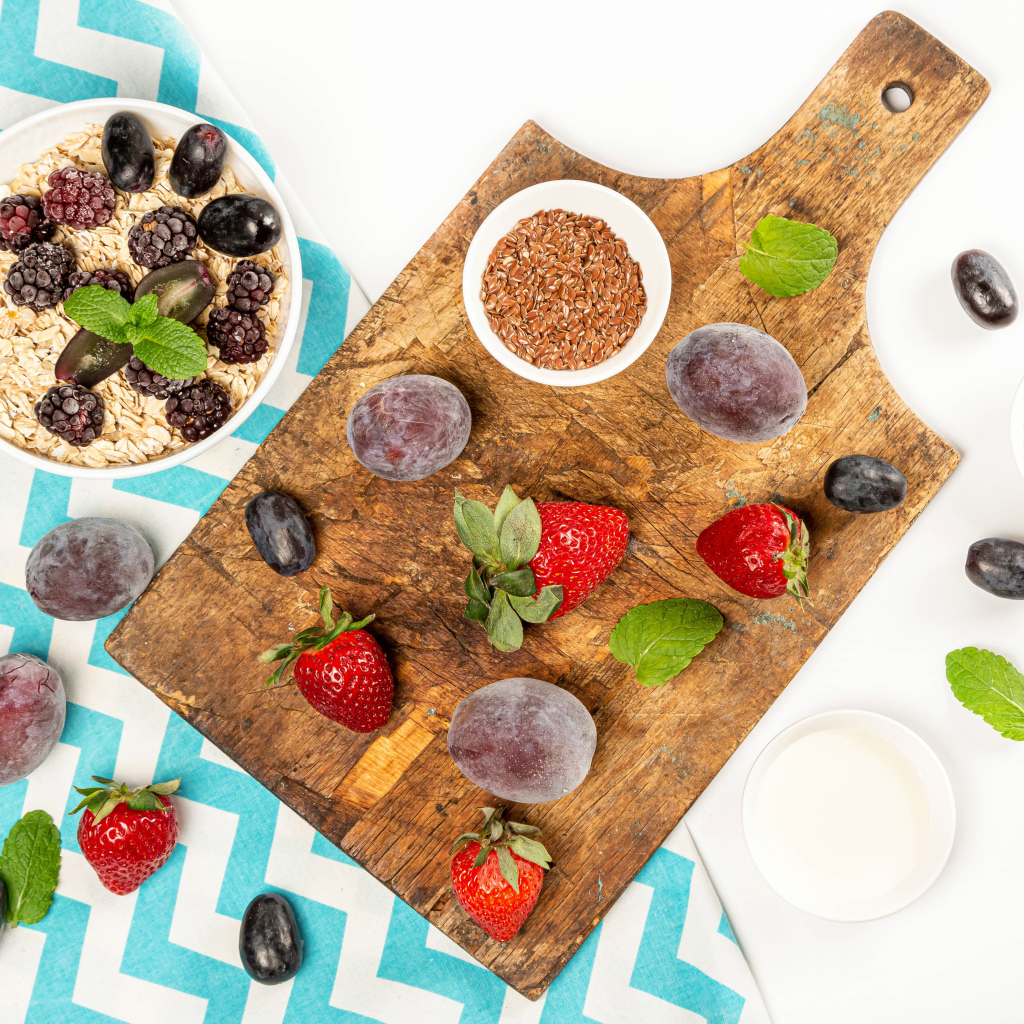 Замороженные ягоды со злаками на столе