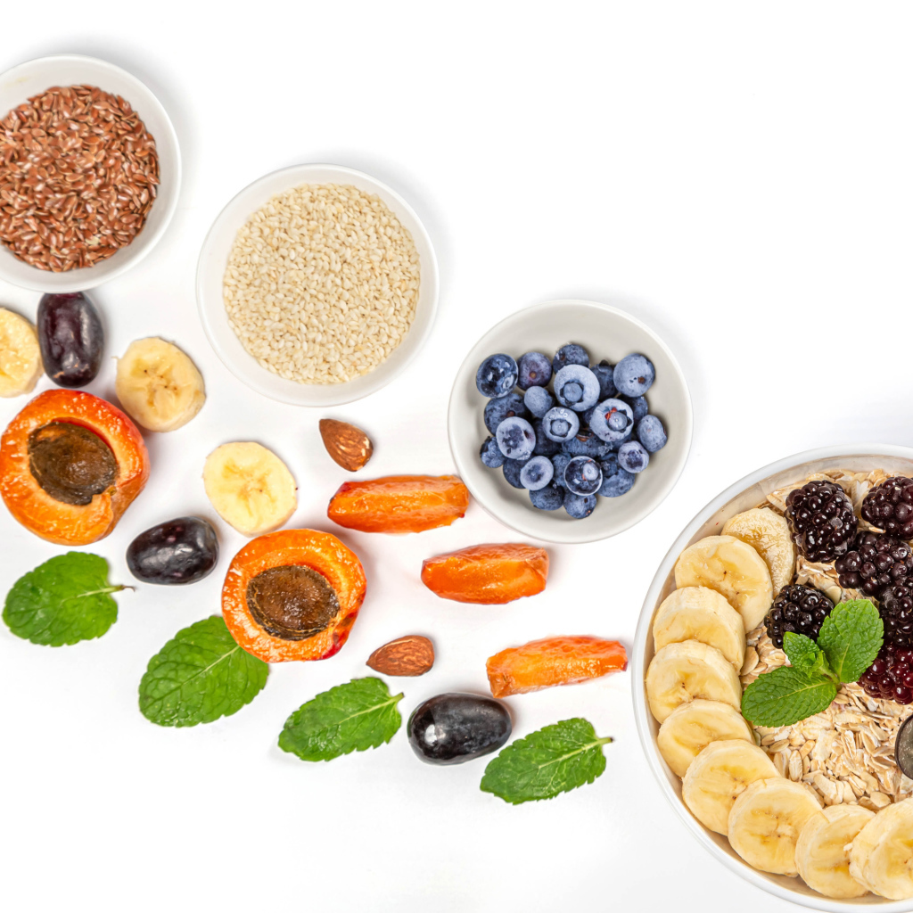 Зерна с ягодами на белом фоне 