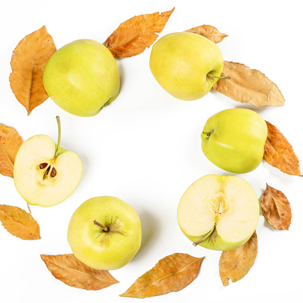 Зеленые яблоки с листьями на белом фоне 