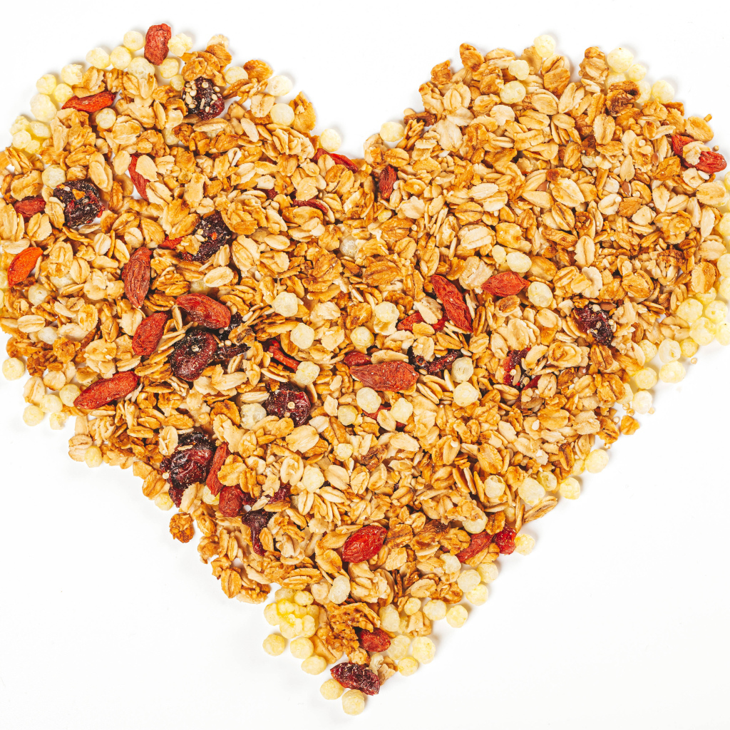 Сердце из мюсли на белом фоне