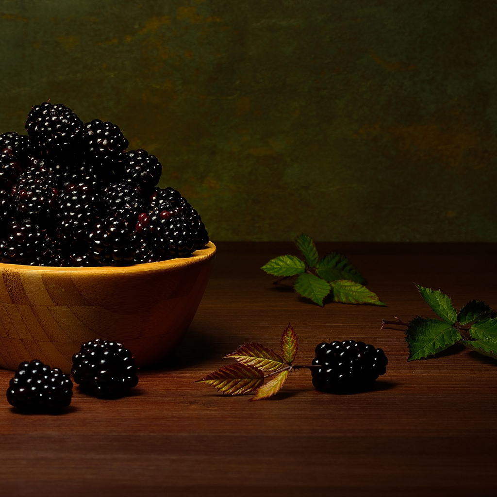 Крупная спелая ежевика в деревянной миске
