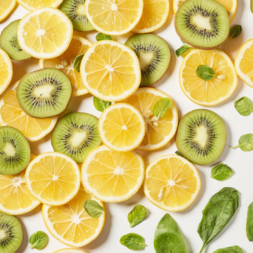 Кружочки лимона и киви на белом фоне