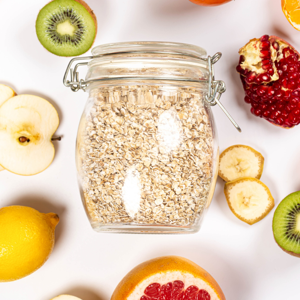 Овсяные хлопья с фруктами на белом столе