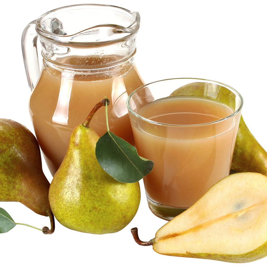 Грушевый сок с грушами на белом фоне