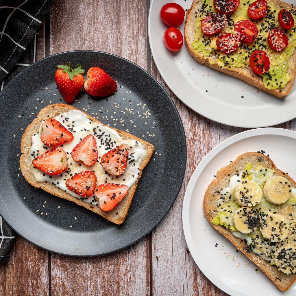 Бутерброды с малиной и бананом 