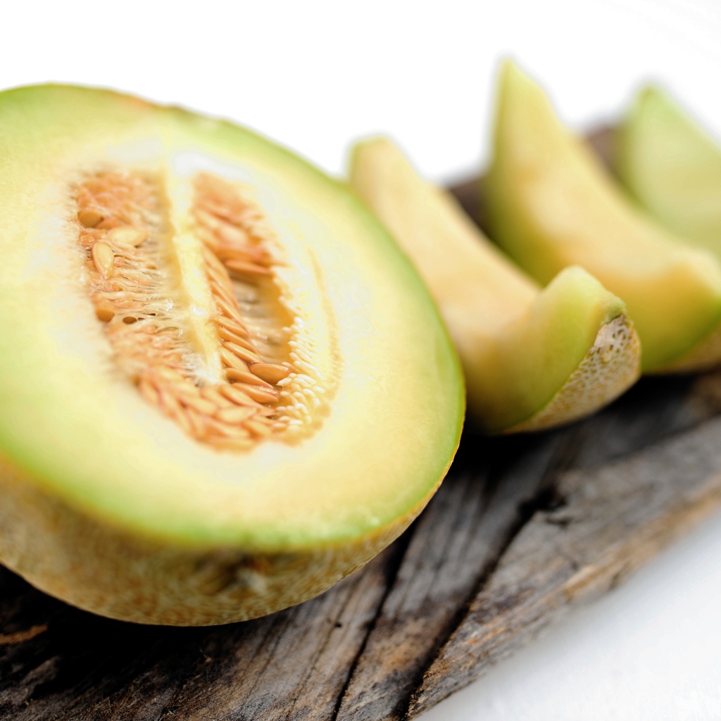 Спелая сочная дыня нарезанная кусками 