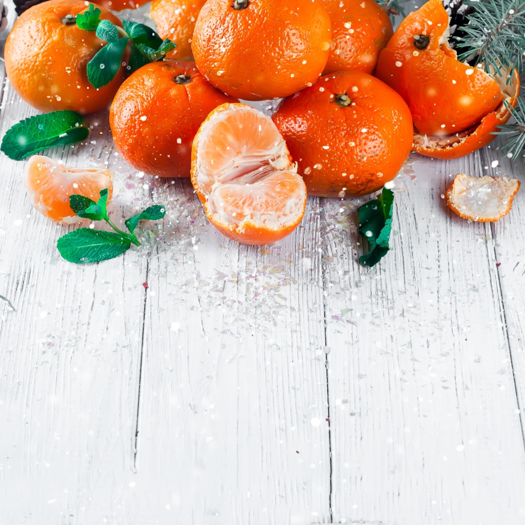 Спелые сочные мандарины с мятой на столе