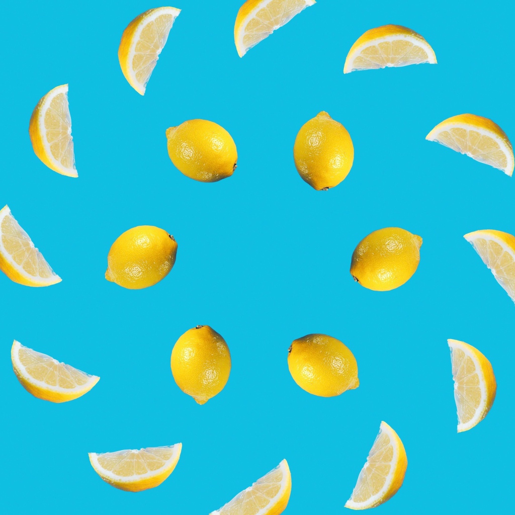 Нарезанный лимон на голубом фоне