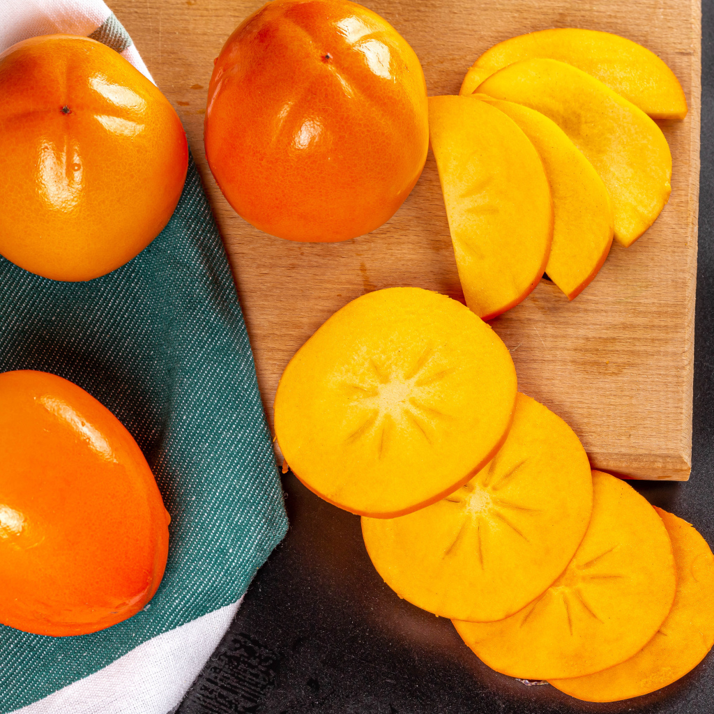 Хурма нарезанная кусочками на столе