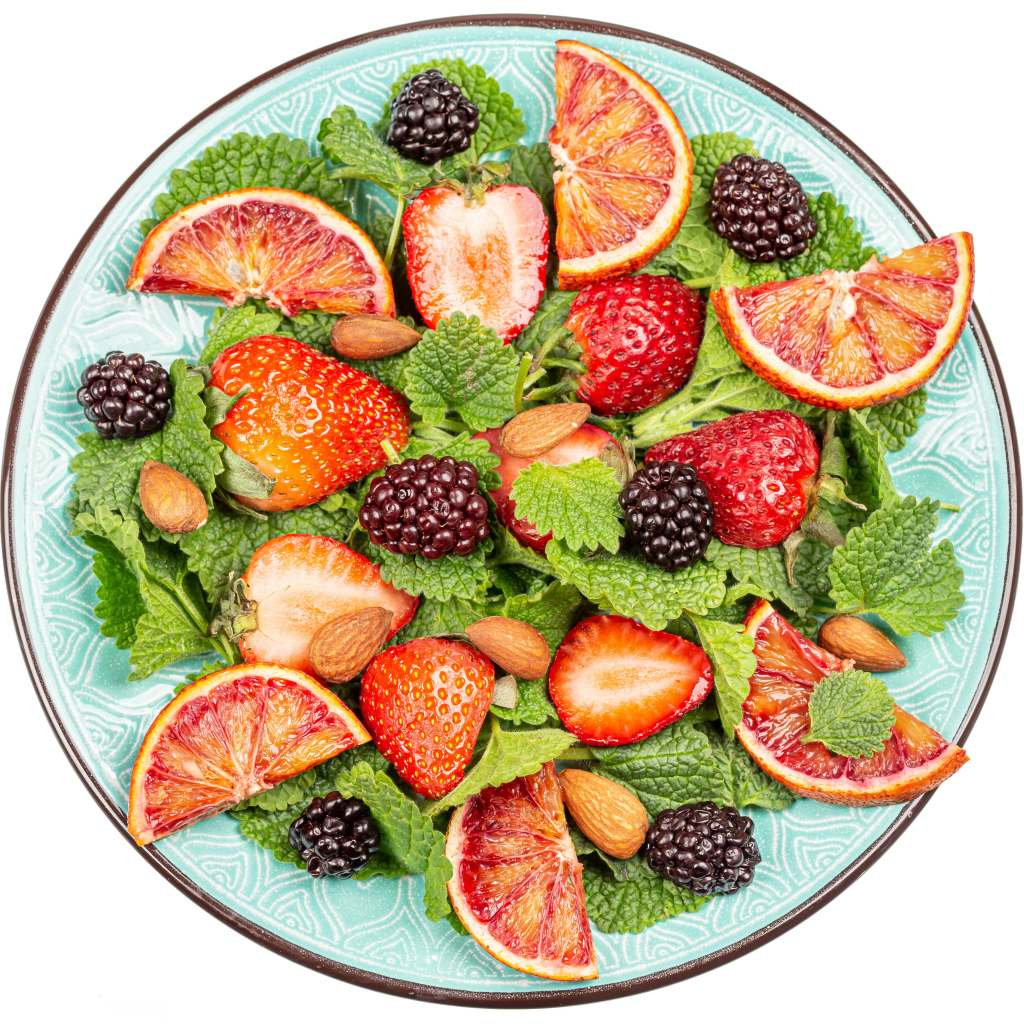 Ягоды клубники и ежевики с апельсином и листьями мелиссы