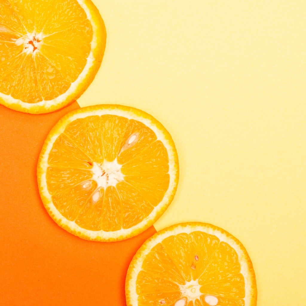 Три кружочка апельсина на столе 