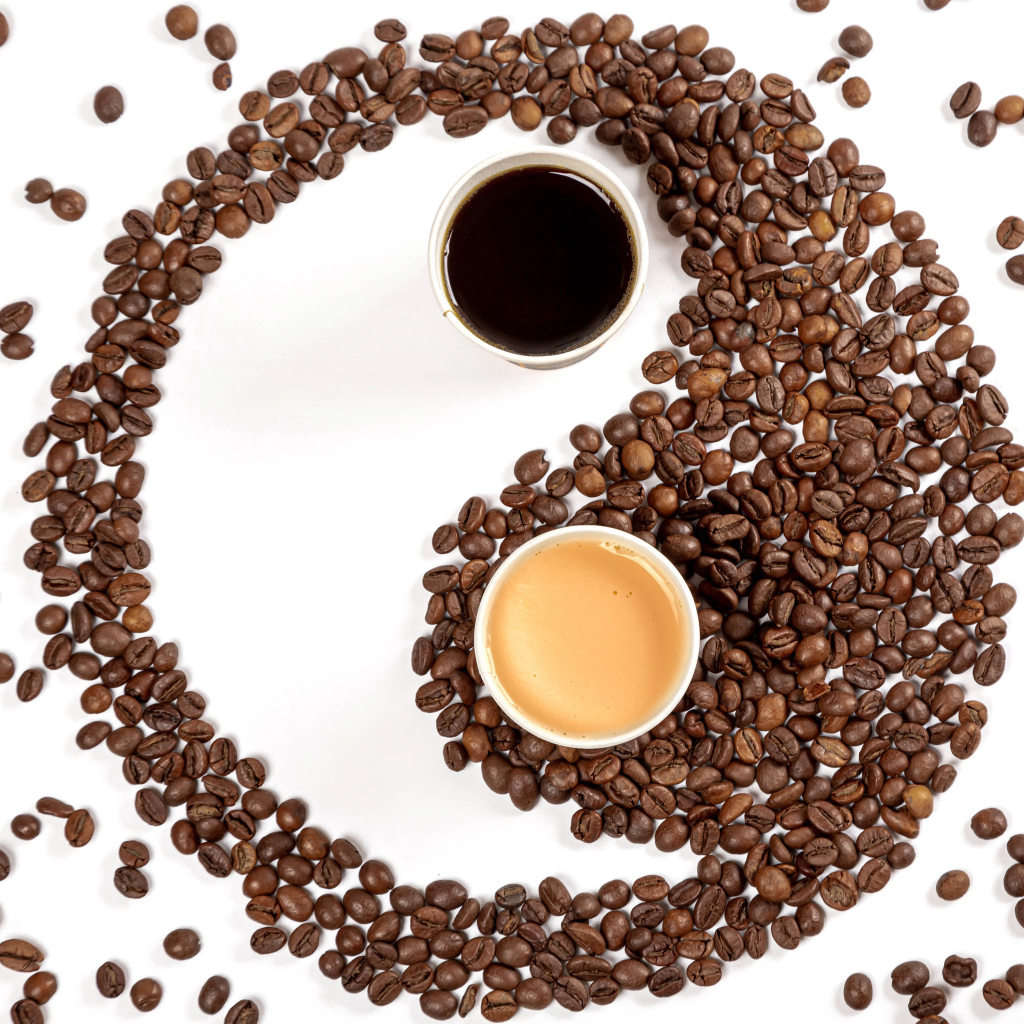 Инь и янь из кофейных зерен на белом фоне