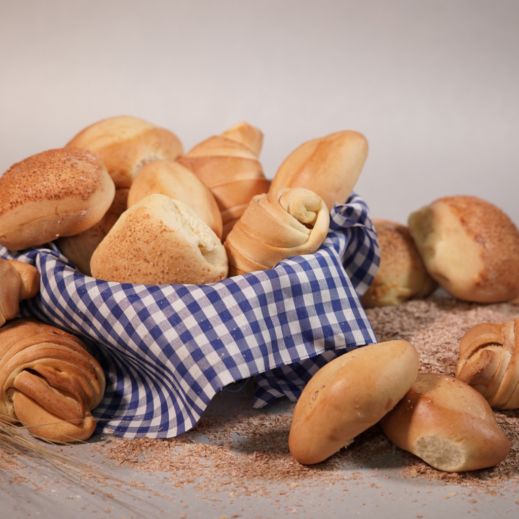 Вкусные сдобные булочки на сером фоне